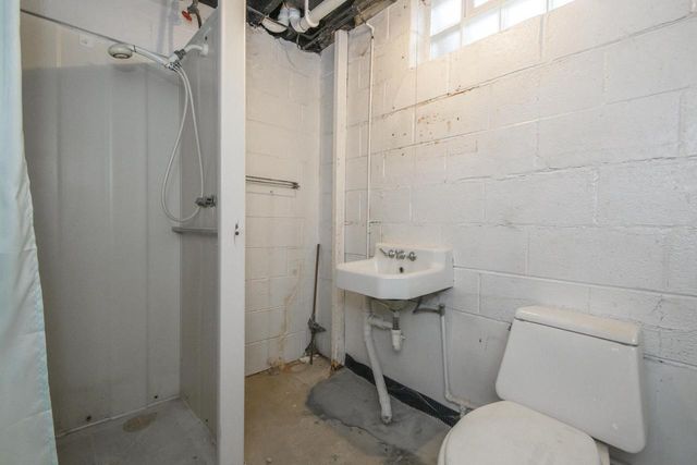 225 W Alta Loma CIRCLE, Thiensville, WI 53092