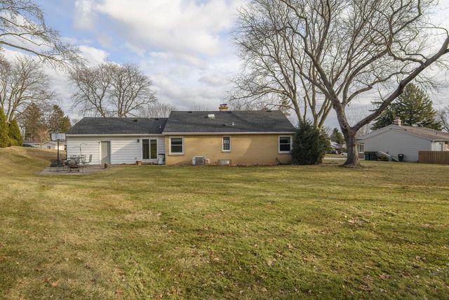 225 W Alta Loma CIRCLE, Thiensville, WI 53092