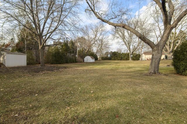 225 W Alta Loma CIRCLE, Thiensville, WI 53092