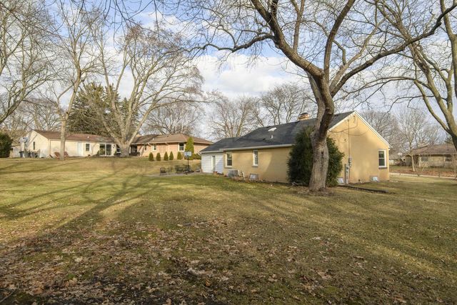 225 W Alta Loma CIRCLE, Thiensville, WI 53092