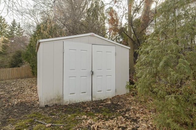 225 W Alta Loma CIRCLE, Thiensville, WI 53092