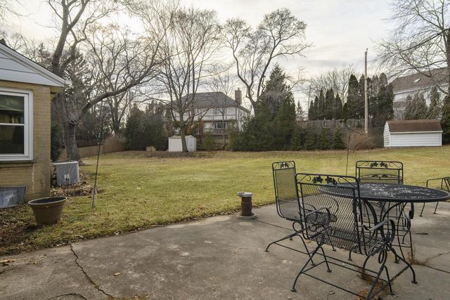 225 W Alta Loma CIRCLE, Thiensville, WI 53092