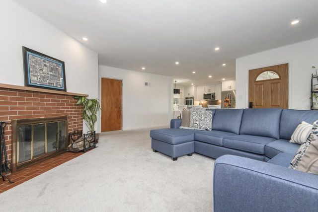 225 W Alta Loma CIRCLE, Thiensville, WI 53092