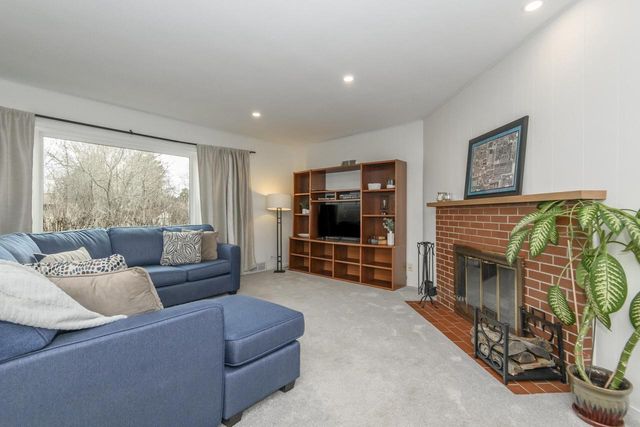 225 W Alta Loma CIRCLE, Thiensville, WI 53092