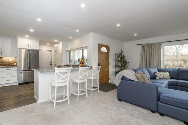 225 W Alta Loma CIRCLE, Thiensville, WI 53092