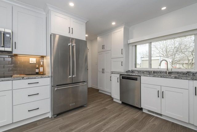 225 W Alta Loma CIRCLE, Thiensville, WI 53092