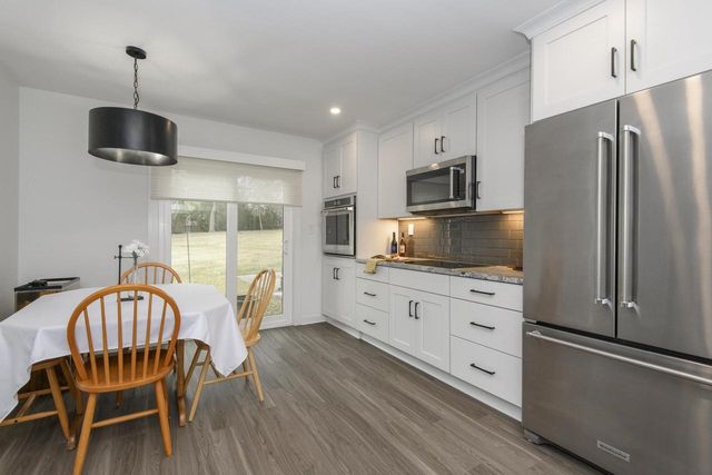 225 W Alta Loma CIRCLE, Thiensville, WI 53092