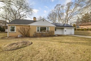 225 W Alta Loma CIRCLE, Thiensville, WI 53092