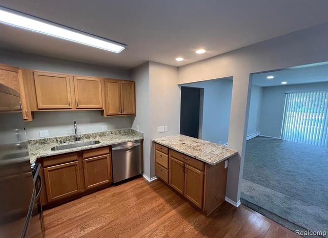 2445 Torquay Avenue 112, Royal Oak, MI 48073