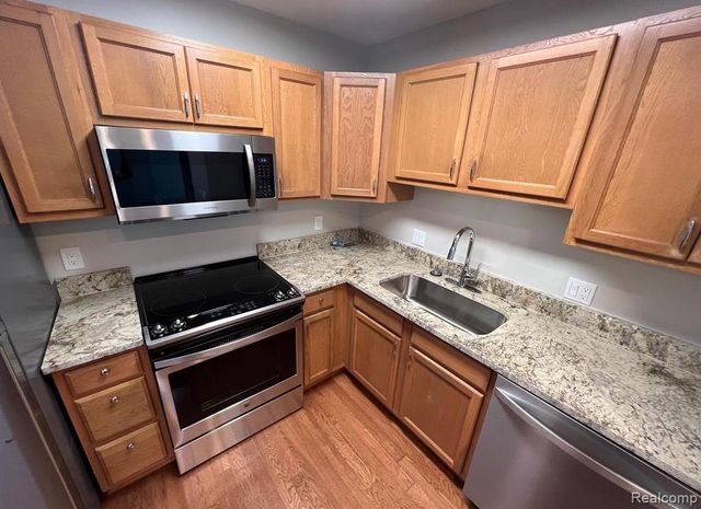 2445 Torquay Avenue 112, Royal Oak, MI 48073