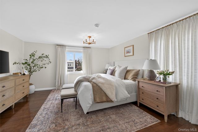 1024 Oaks Drive, Franklin Square, NY 11010