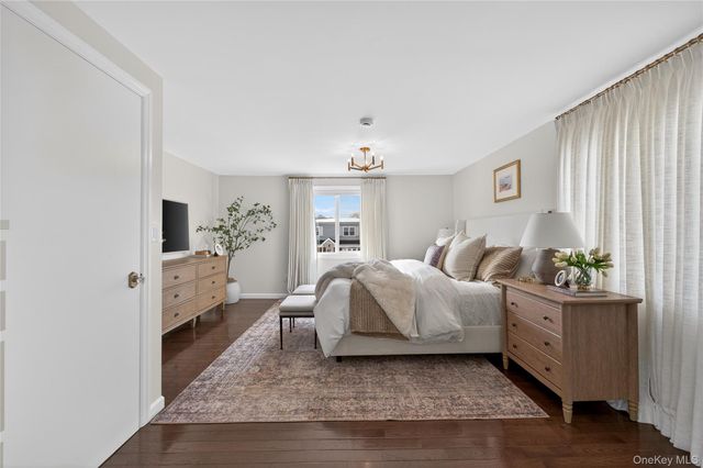 1024 Oaks Drive, Franklin Square, NY 11010