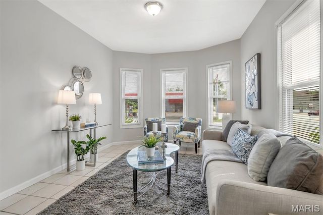 912 College Avenue, Alton, IL 62002