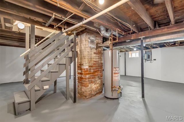 912 College Avenue, Alton, IL 62002