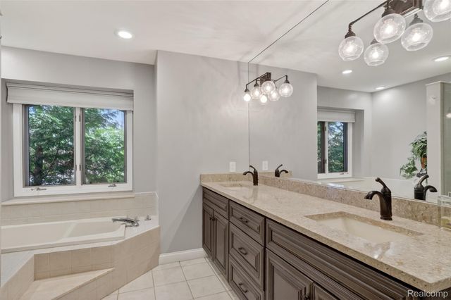 92 Kirksway Lane, Orion Charter Township, MI 48362