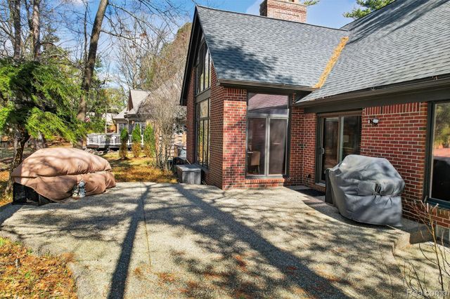 92 Kirksway Lane, Orion Charter Township, MI 48362