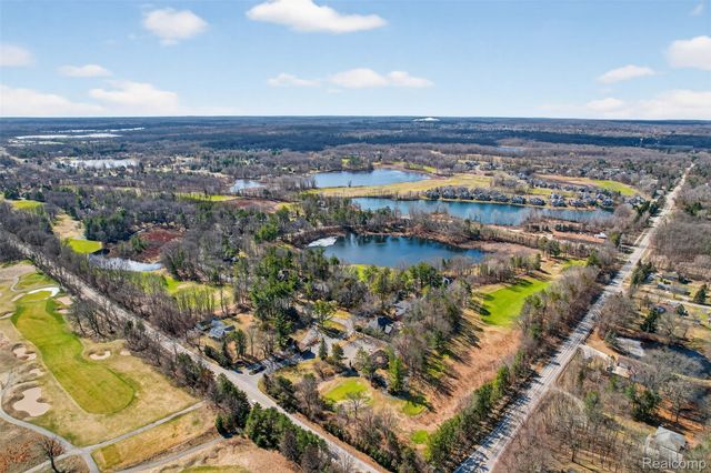 92 Kirksway Lane, Orion Charter Township, MI 48362