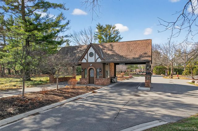 92 Kirksway Lane, Orion Charter Township, MI 48362