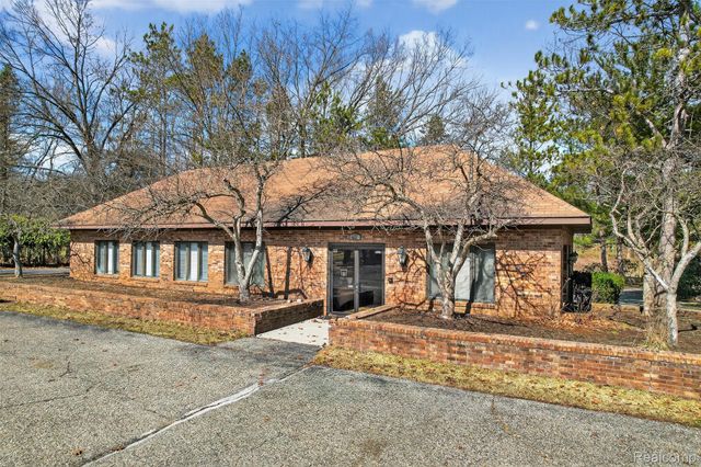 92 Kirksway Lane, Orion Charter Township, MI 48362