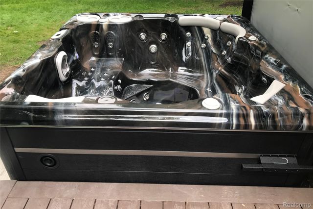 92 Kirksway Lane, Orion Charter Township, MI 48362