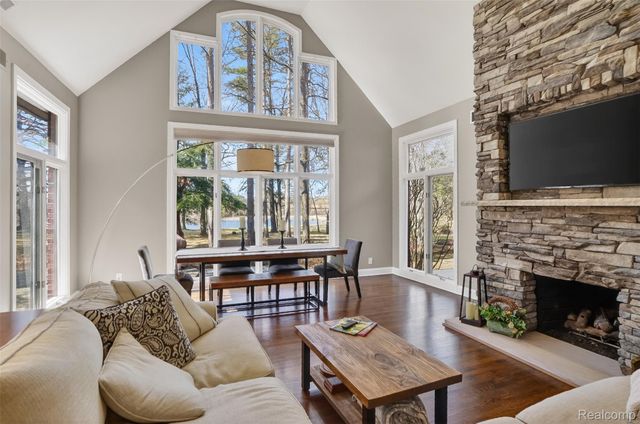 92 Kirksway Lane, Orion Charter Township, MI 48362