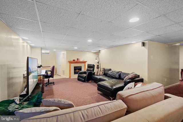 74 CREEKWOOD DR, Bordentown, NJ 08505