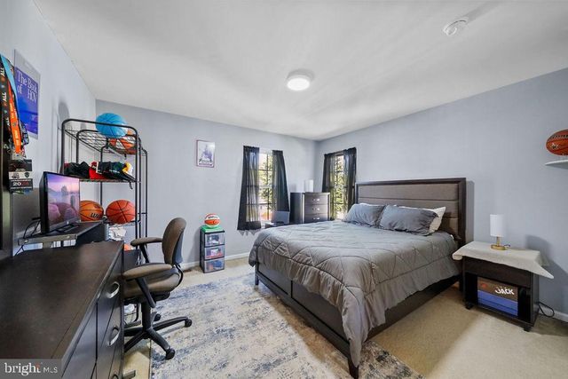 74 CREEKWOOD DR, Bordentown, NJ 08505