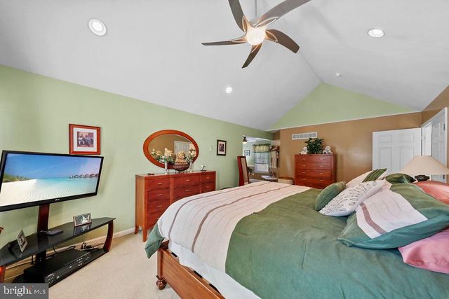 74 CREEKWOOD DR, Bordentown, NJ 08505