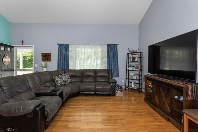 40 Shadowy Ln, West Milford Twp., NJ 07480