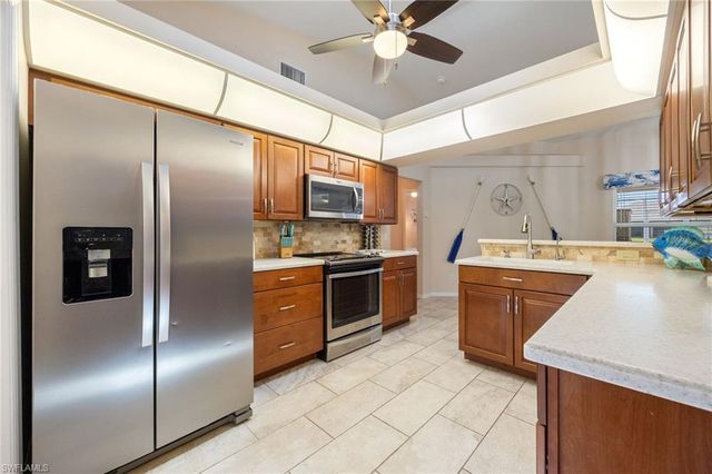 516 SE 8th PL, Cape Coral, FL 33990