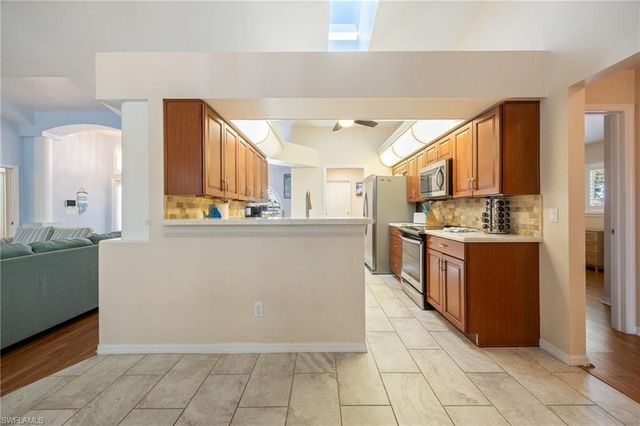 516 SE 8th PL, Cape Coral, FL 33990