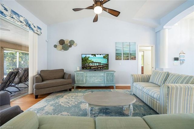 516 SE 8th PL, Cape Coral, FL 33990