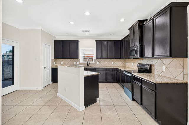 302 Kaylee Way, Red Oak, TX 75154