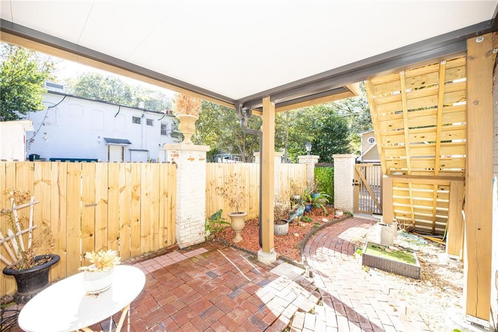 Image 10 of property listing at 375 6th NE Street 5, Atlanta, GA 30308