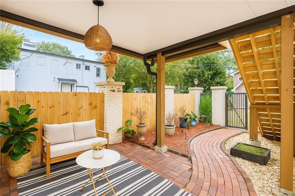 Image 11 of property listing at 375 6th NE Street 5, Atlanta, GA 30308