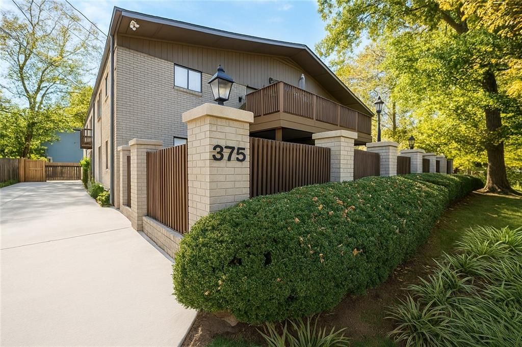 Image 12 of property listing at 375 6th NE Street 5, Atlanta, GA 30308