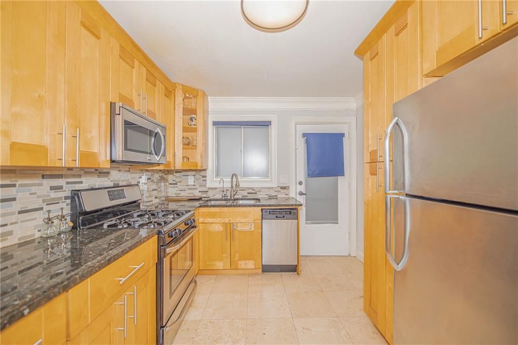 Image 5 of property listing at 375 6th NE Street 5, Atlanta, GA 30308