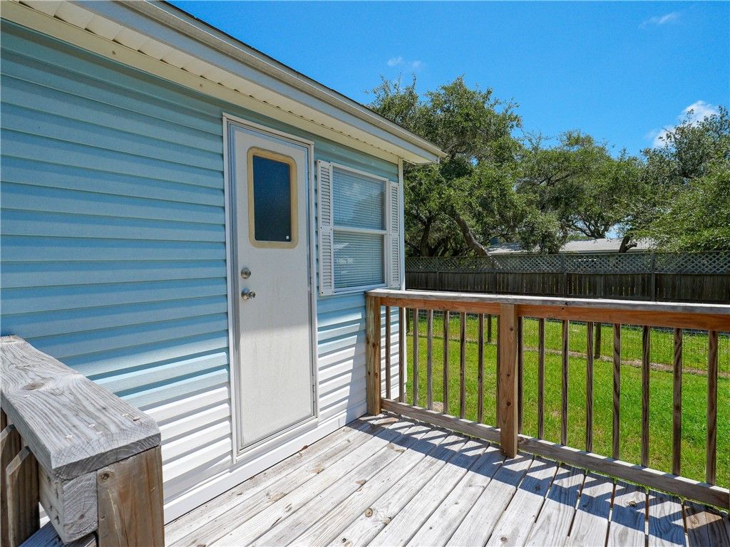 312 Traylor Ave, Rockport, TX 78382 — photo 2