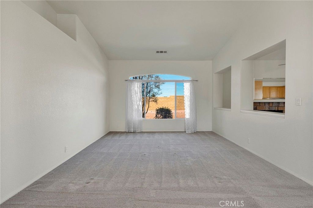 Image 10 of property listing at 18766 Kitom, Apple Valley, CA 92308