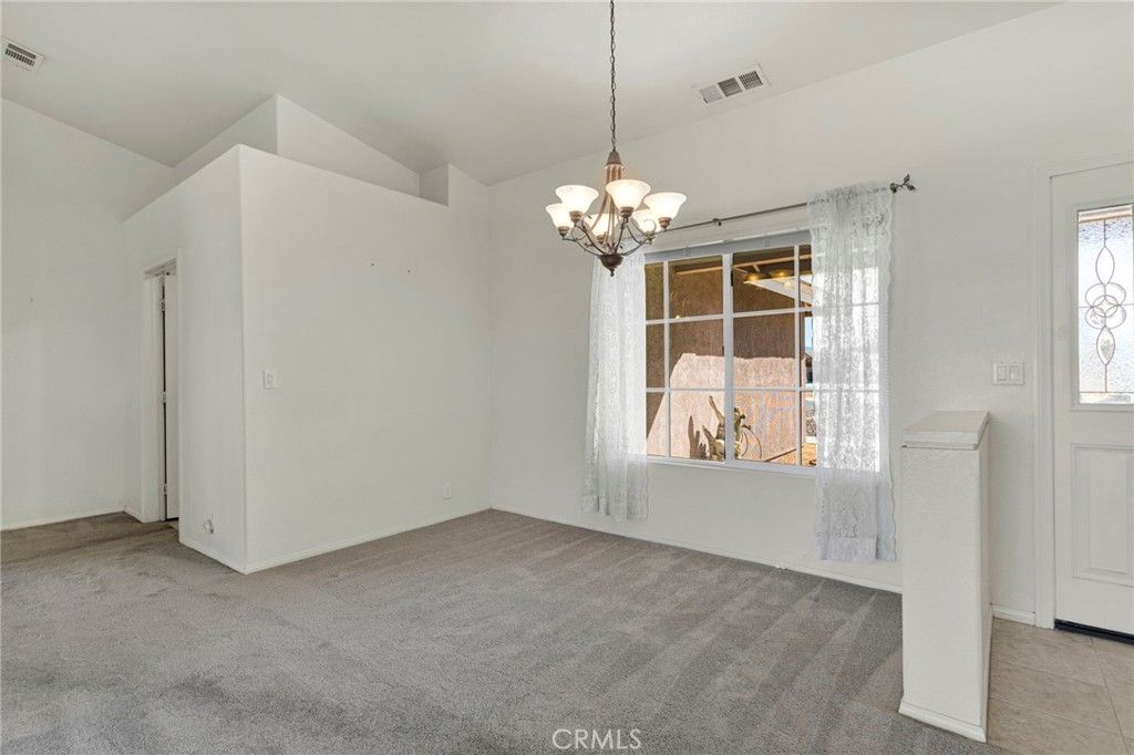 Image 8 of property listing at 18766 Kitom, Apple Valley, CA 92308