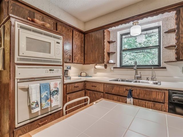 2229 Hummingbird Lane, Edmond, OK 73034