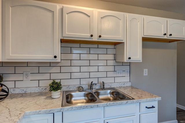 1921 Shadewood Avenue, Evansville, IN 47713