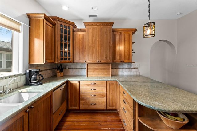 1011 E BROAD STREET, Tampa, FL 33604