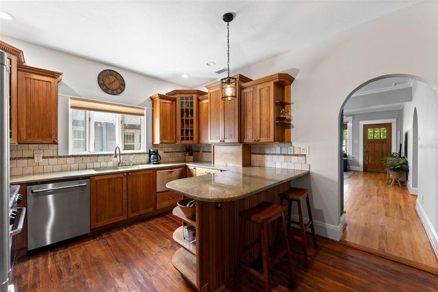 1011 E BROAD STREET, Tampa, FL 33604