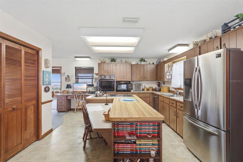 Image 11 of property listing at 831 FREEMANS FARM ROAD, Deland, FL 32720