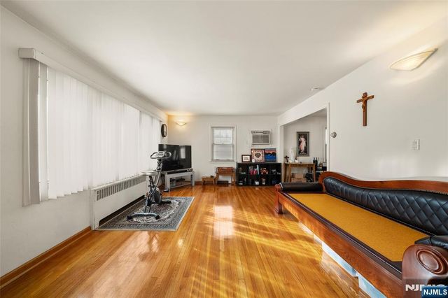 525 Chestnut Street, Ridgefield, NJ 07657