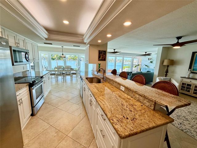 812 ISLAND WAY, Clearwater Beach, FL 33767