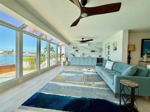 812 ISLAND WAY, Clearwater Beach, FL 33767