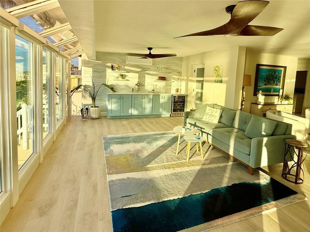 812 ISLAND WAY, Clearwater Beach, FL 33767