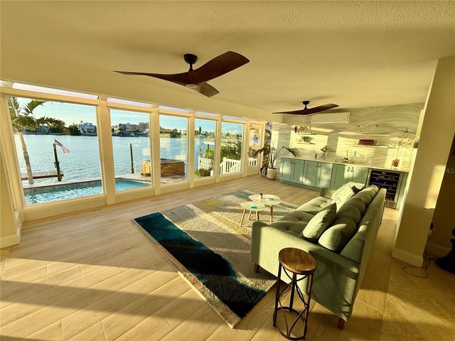 812 ISLAND WAY, Clearwater Beach, FL 33767